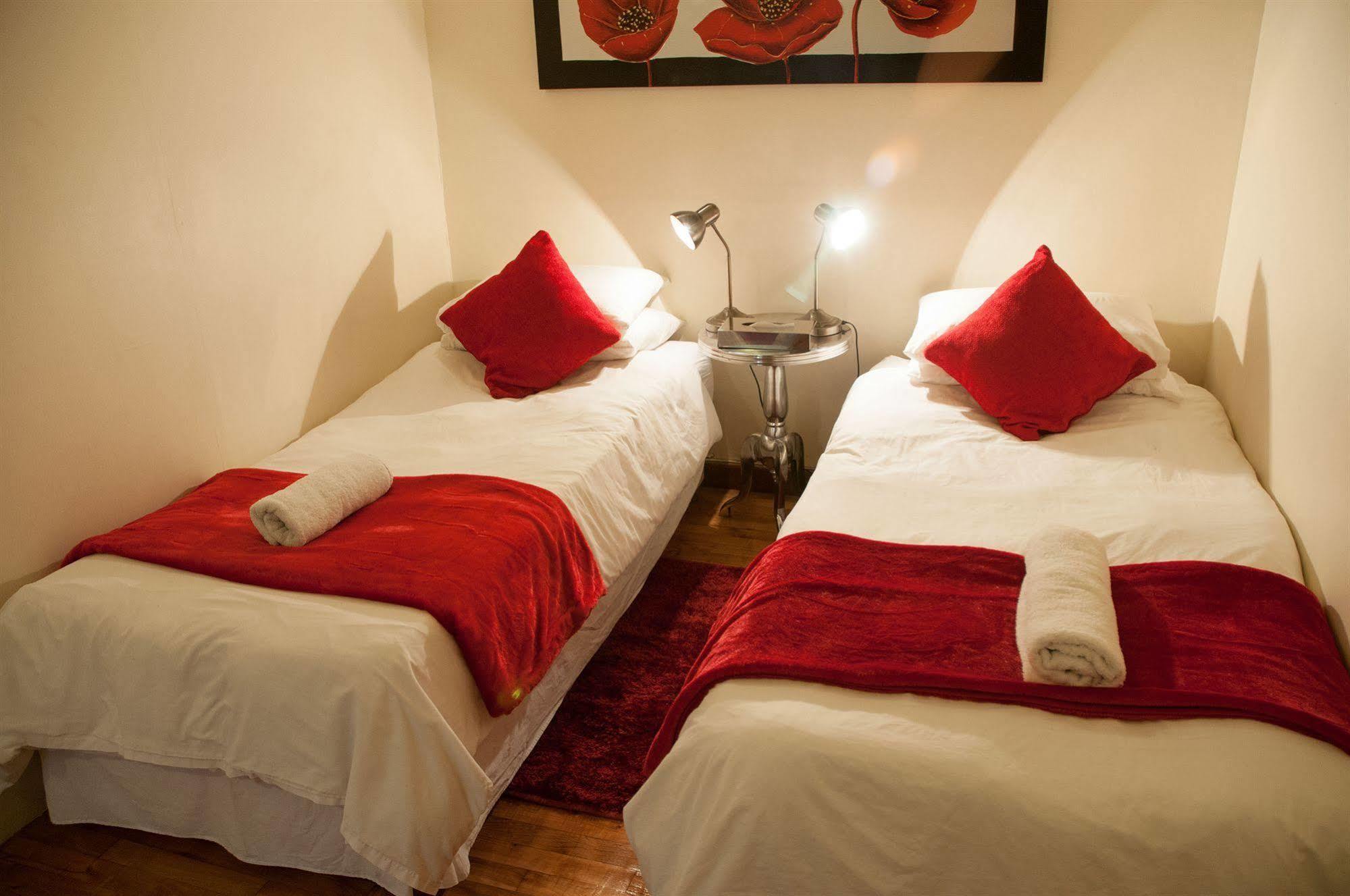 A Sunflower Stop Backpackers Cape Town Bagian luar foto